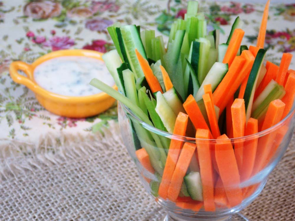 Palitinhos de Cenoura e Pepino com Molho de Iogurte
